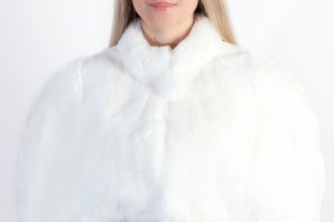 La  mantellina in bianca pelliccia e‘ l‘articolo piu‘ amato dalle spose d‘inverno